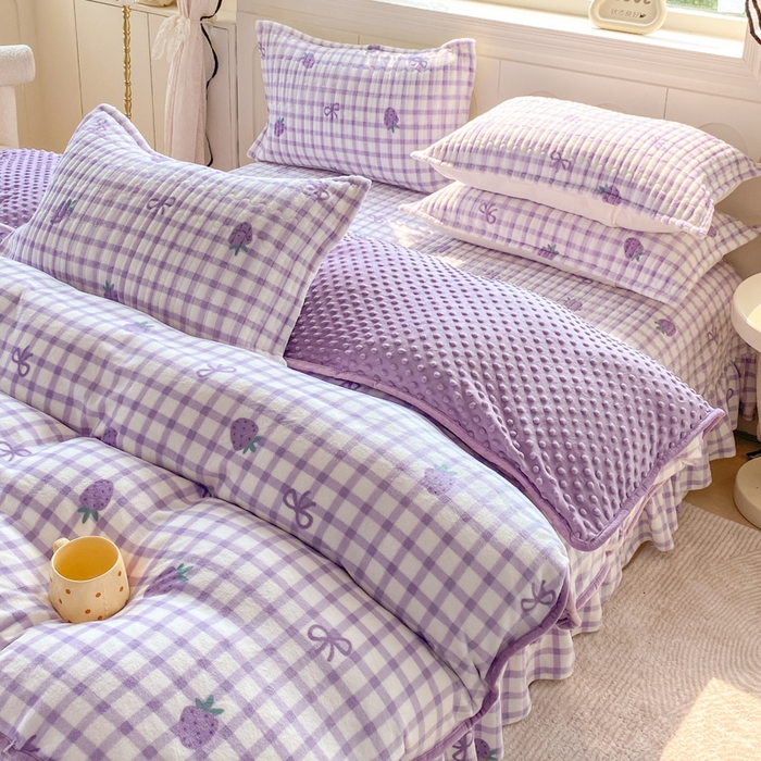 91家纺网 家纺一手货源 找家纺 梦可莱家居 2025秋冬新品豆豆绒床盖大花边四件套 紫草莓