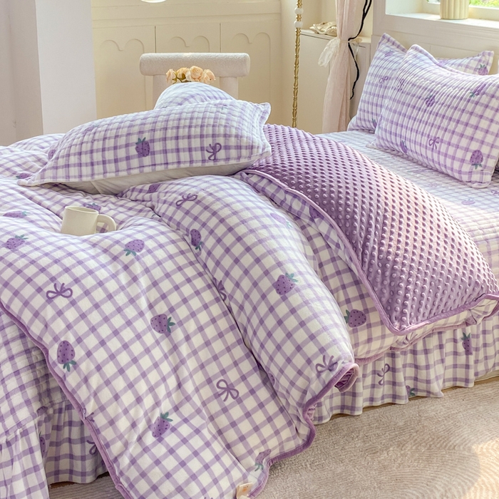 91家纺网 家纺一手货源 找家纺 梦可莱家居 2025秋冬新品豆豆绒床盖大花边四件套 紫草莓