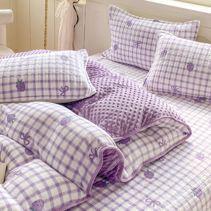 91家纺网 家纺一手货源 找家纺 梦可莱家居 2025秋冬新品豆豆绒床盖大花边四件套 紫草莓