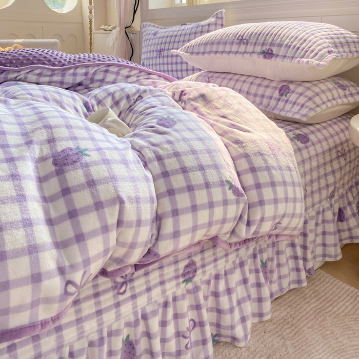 91家纺网 家纺一手货源 找家纺 梦可莱家居 2025秋冬新品豆豆绒床盖大花边四件套 紫草莓