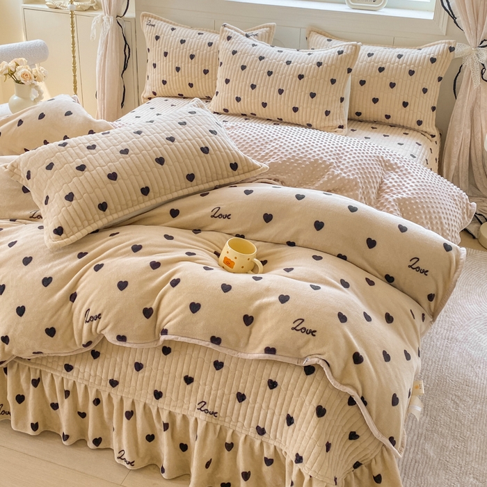 91家纺网 家纺一手货源 找家纺 梦可莱家居 2025秋冬新品豆豆绒床盖大花边四件套 字母爱心