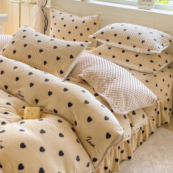 91家纺网 家纺一手货源 找家纺 梦可莱家居 2025秋冬新品豆豆绒床盖大花边四件套 字母爱心