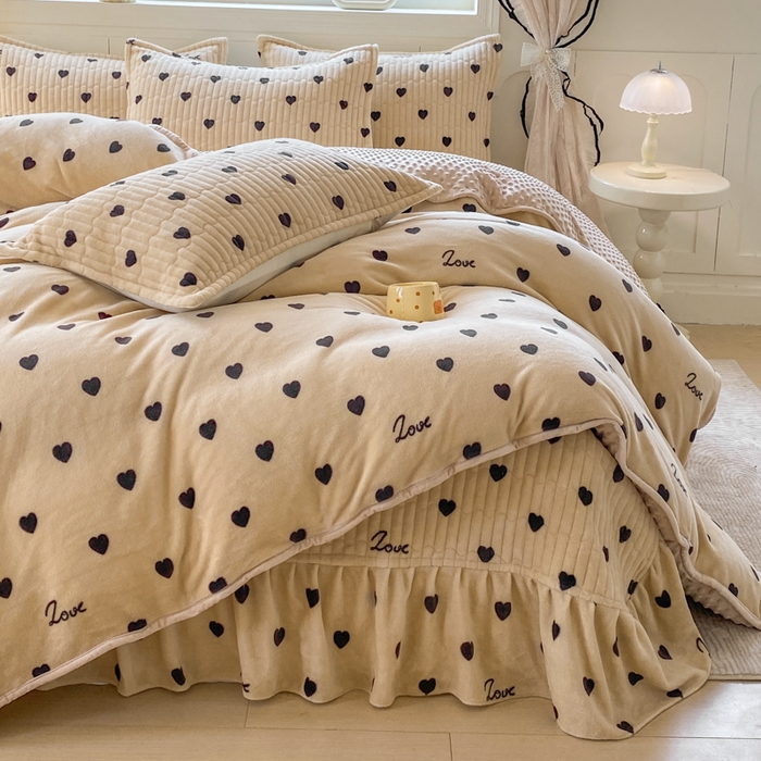 91家纺网 家纺一手货源 找家纺 梦可莱家居 2025秋冬新品豆豆绒床盖大花边四件套 字母爱心