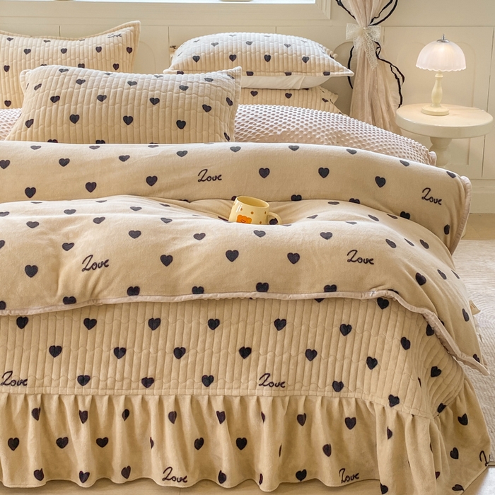 91家纺网 家纺一手货源 找家纺 梦可莱家居 2025秋冬新品豆豆绒床盖大花边四件套 字母爱心