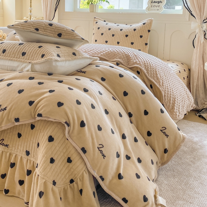 91家纺网 家纺一手货源 找家纺 梦可莱家居 2025秋冬新品豆豆绒床盖大花边四件套 字母爱心