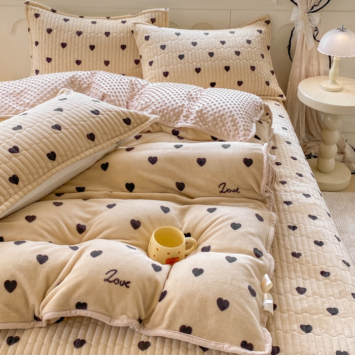 91家纺网 家纺一手货源 找家纺 梦可莱家居 2025秋冬新品豆豆绒床盖大花边四件套 字母爱心