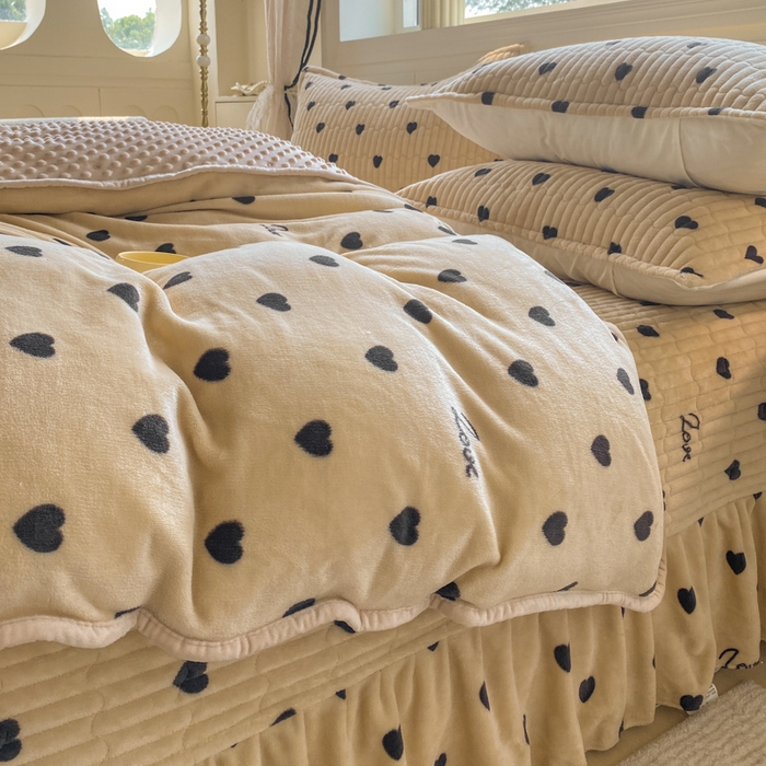 91家纺网 家纺一手货源 找家纺 梦可莱家居 2025秋冬新品豆豆绒床盖大花边四件套 字母爱心