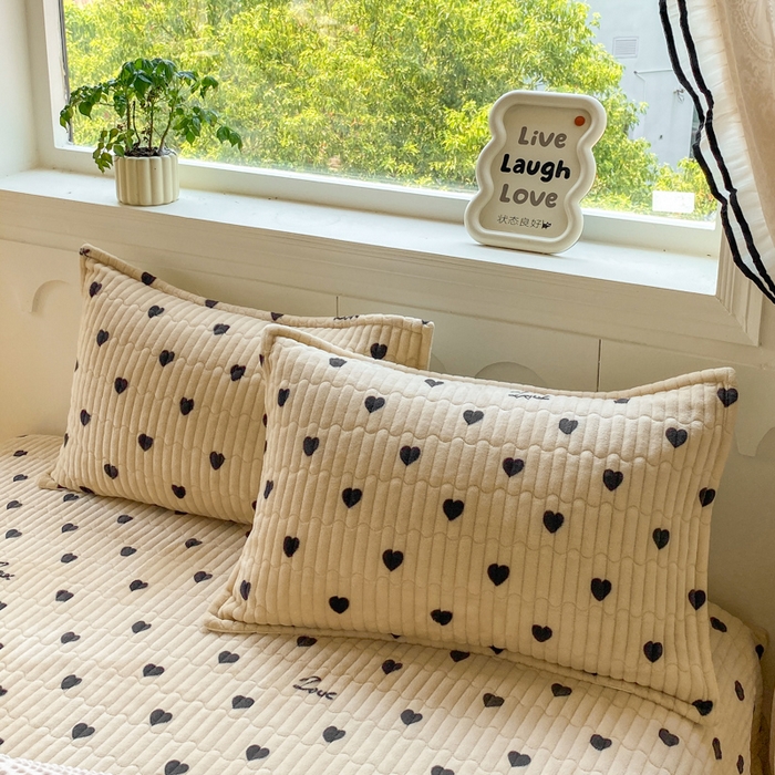 91家纺网 家纺一手货源 找家纺 梦可莱家居 2025秋冬新品豆豆绒床盖大花边四件套 字母爱心