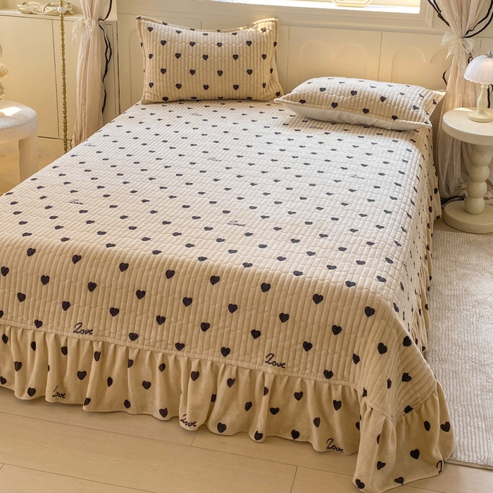 91家纺网 家纺一手货源 找家纺 梦可莱家居 2025秋冬新品豆豆绒床盖大花边四件套 字母爱心