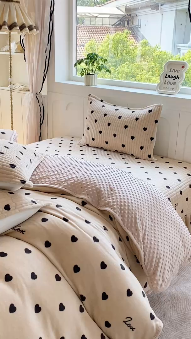 91家纺网 家纺一手货源 找家纺 梦可莱家居 2025秋冬新品豆豆绒床盖大花边四件套 字母爱心