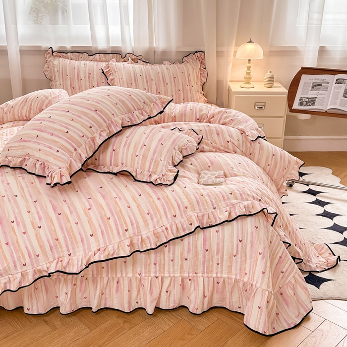 91家纺网 家纺一手货源 找家纺 （总）梦可莱家居 2025秋冬新款法式小黑边木棉云感皱皱纱四件套床盖款