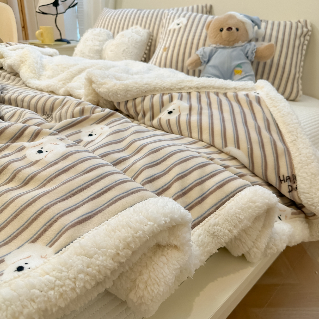 91家纺网 家纺一手货源 找家纺 盼季家纺 2025新款日韩奶油风羊羔绒+牛奶绒可爱卡通毛毯沙发毯盖毯