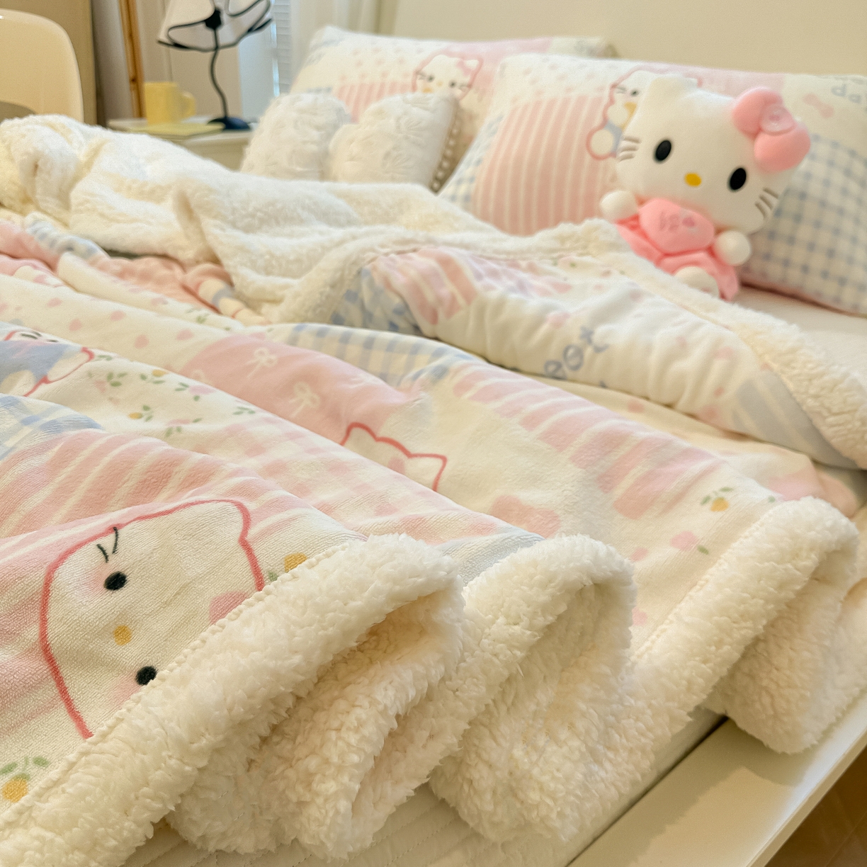 91家纺网 家纺一手货源 找家纺 盼季家纺 2025新款日韩奶油风羊羔绒+牛奶绒可爱卡通毛毯沙发毯盖毯 羊羔绒毛毯-少女心KK瞄