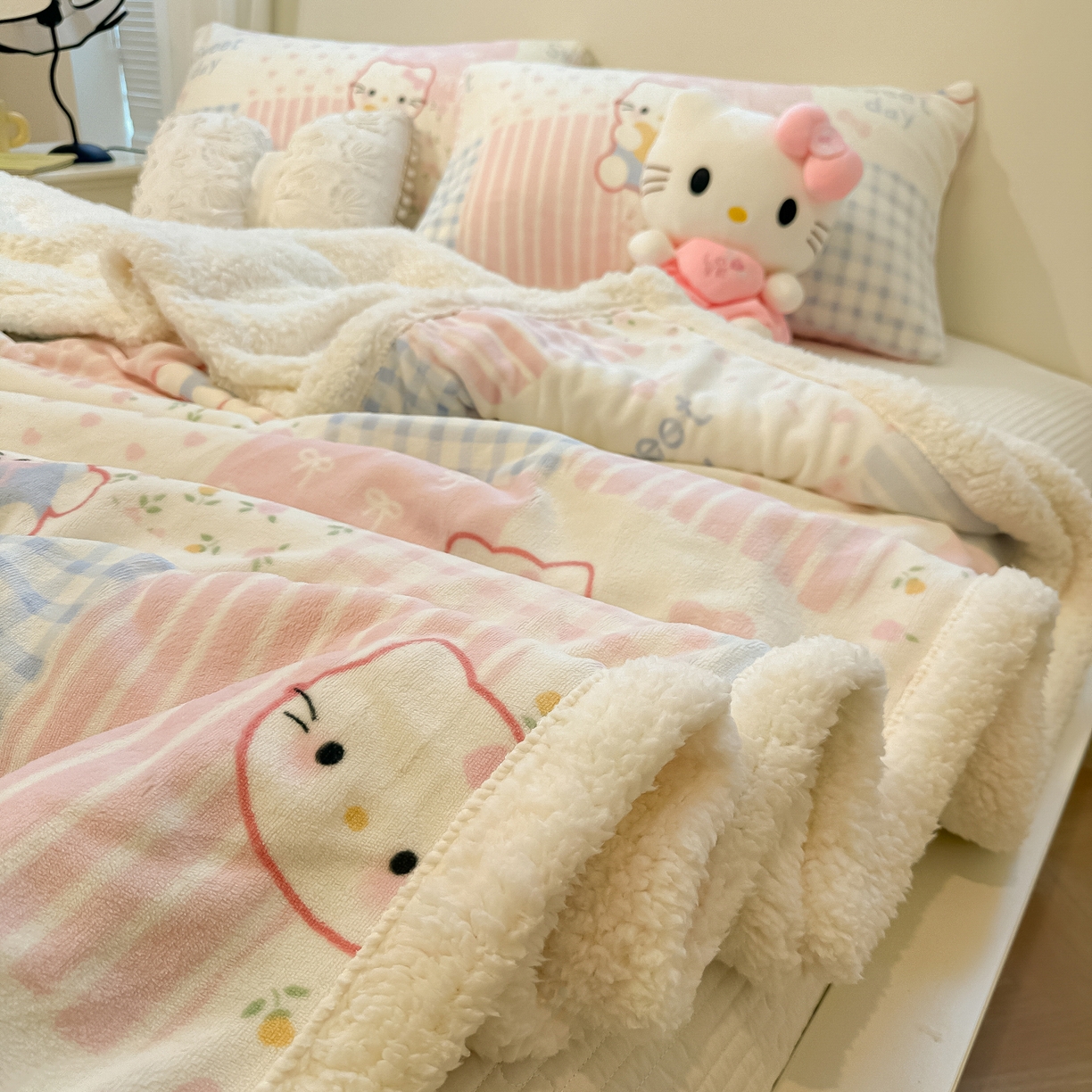 91家纺网 家纺一手货源 找家纺 盼季家纺 2025新款日韩奶油风羊羔绒+牛奶绒可爱卡通毛毯沙发毯盖毯 羊羔绒毛毯-少女心KK瞄