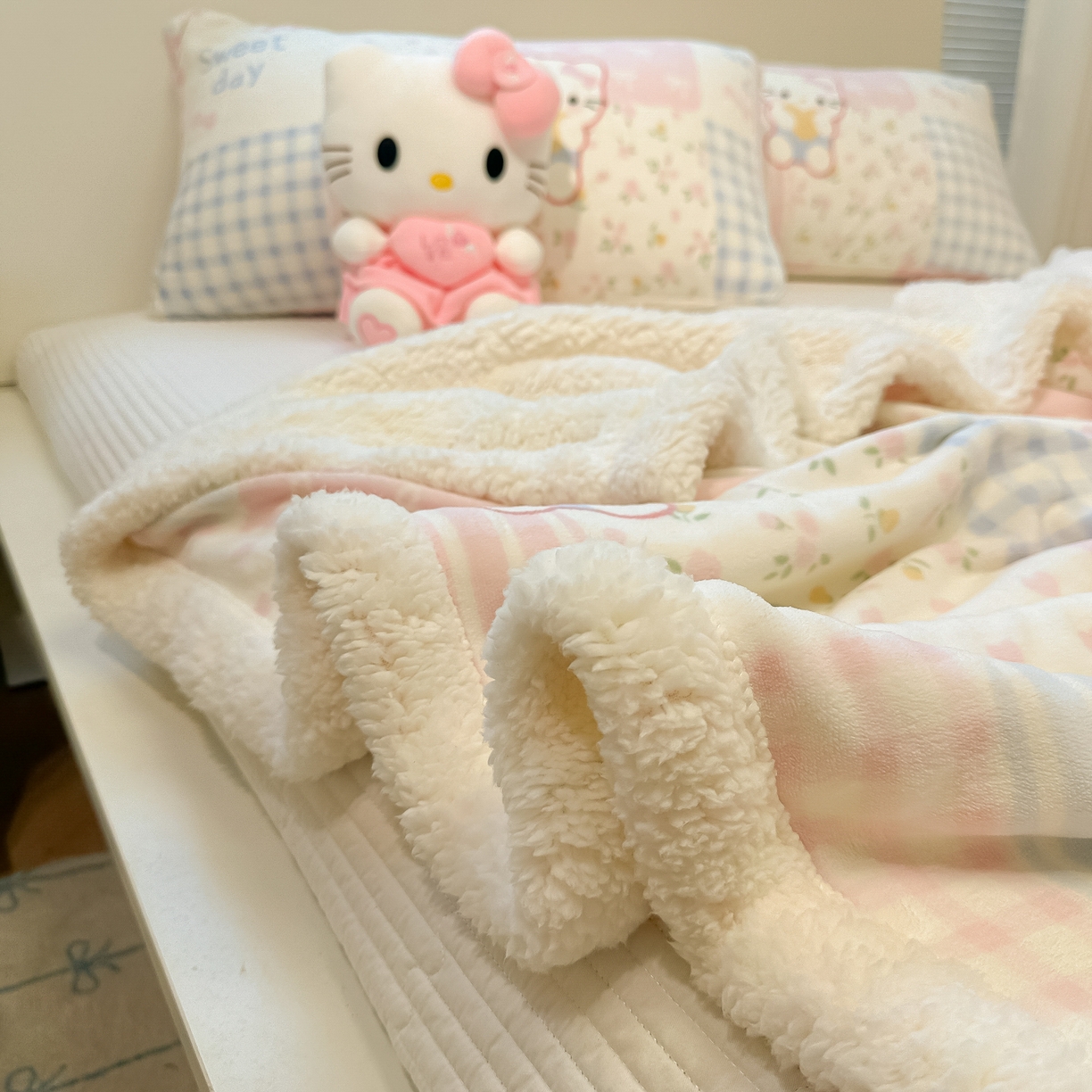 91家纺网 家纺一手货源 找家纺 盼季家纺 2025新款日韩奶油风羊羔绒+牛奶绒可爱卡通毛毯沙发毯盖毯 羊羔绒毛毯-少女心KK瞄
