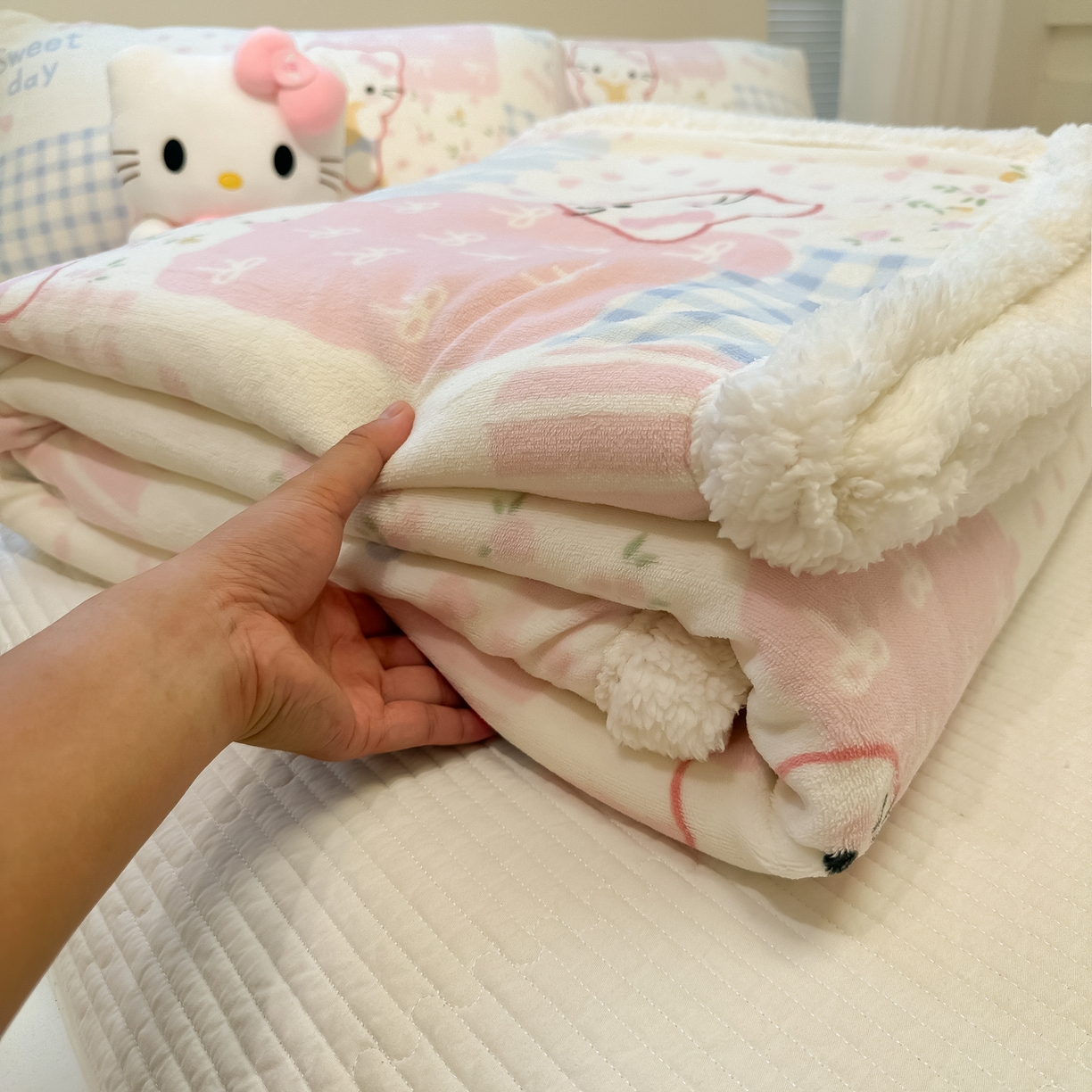 91家纺网 家纺一手货源 找家纺 盼季家纺 2025新款日韩奶油风羊羔绒+牛奶绒可爱卡通毛毯沙发毯盖毯 羊羔绒毛毯-少女心KK瞄