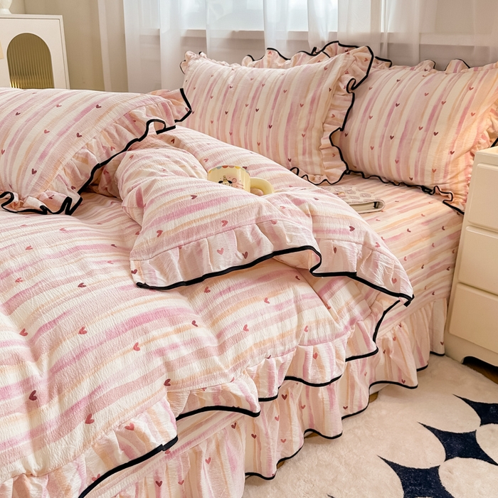 91家纺网 家纺一手货源 找家纺 梦可莱家居 2025秋冬新款法式小黑边木棉云感皱皱纱四件套床盖款 小黑边-爱心粉