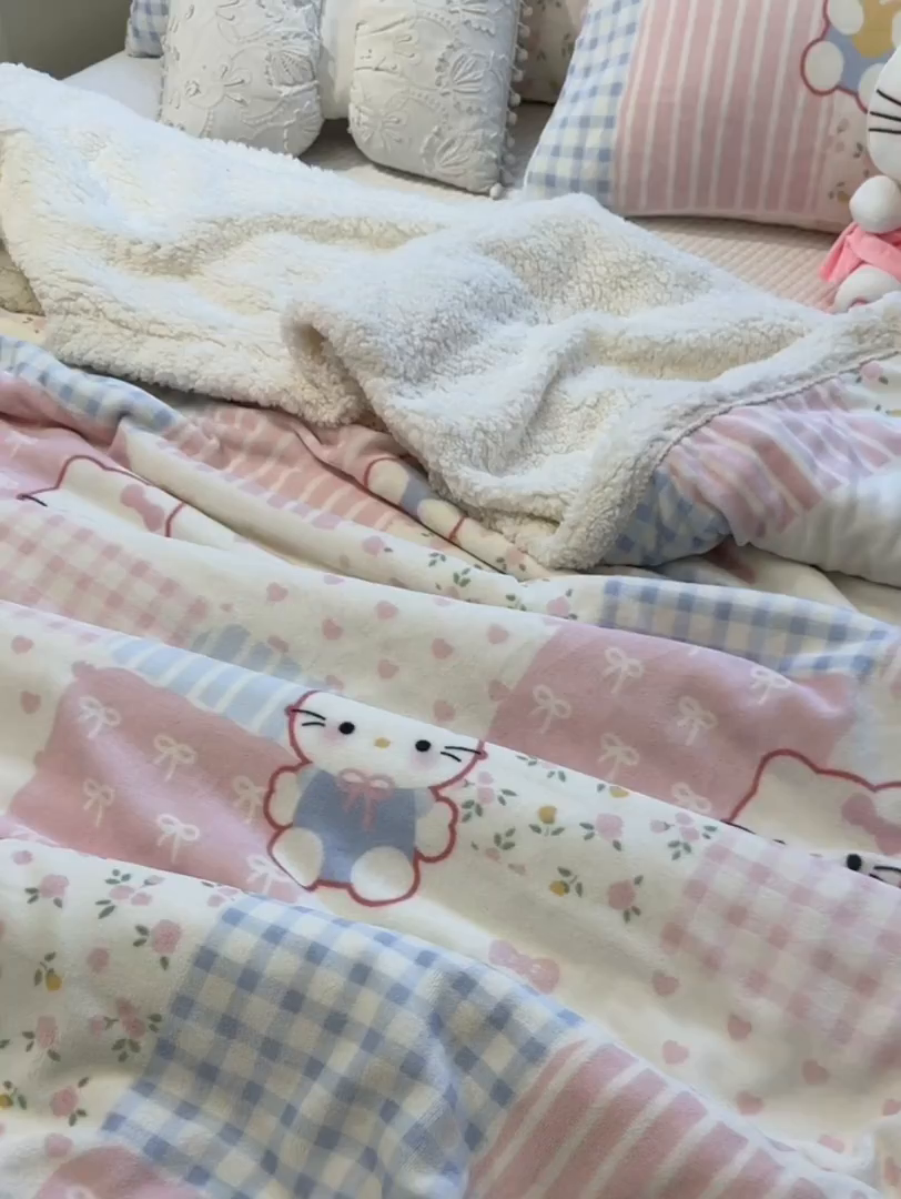 91家纺网 家纺一手货源 找家纺 盼季家纺 2025新款日韩奶油风羊羔绒+牛奶绒可爱卡通毛毯沙发毯盖毯 羊羔绒毛毯-少女心KK瞄