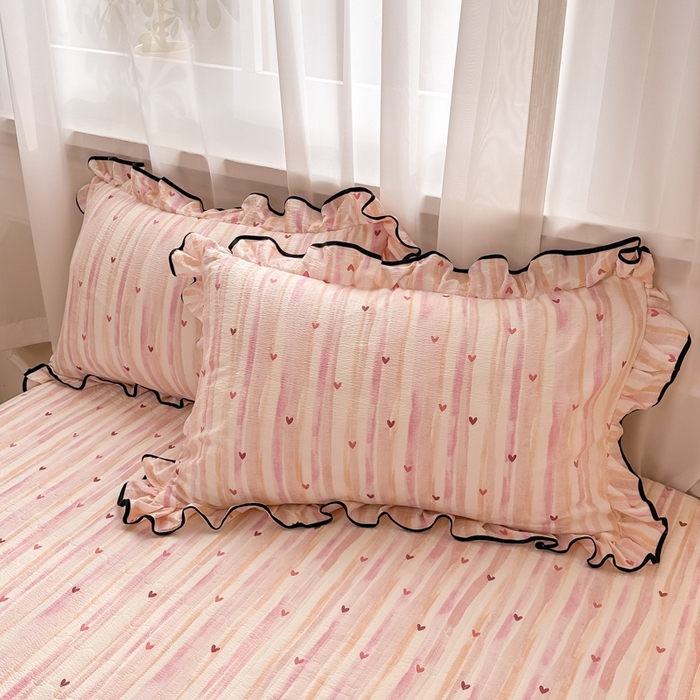 91家纺网 家纺一手货源 找家纺 梦可莱家居 2025秋冬新款法式小黑边木棉云感皱皱纱四件套床盖款 小黑边-爱心粉