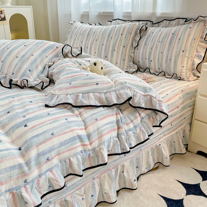 91家纺网 家纺一手货源 找家纺 梦可莱家居 2025秋冬新款法式小黑边木棉云感皱皱纱四件套床盖款 小黑边-爱心兰