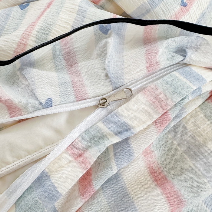 91家纺网 家纺一手货源 找家纺 梦可莱家居 2025秋冬新款法式小黑边木棉云感皱皱纱四件套床盖款 小黑边-爱心兰