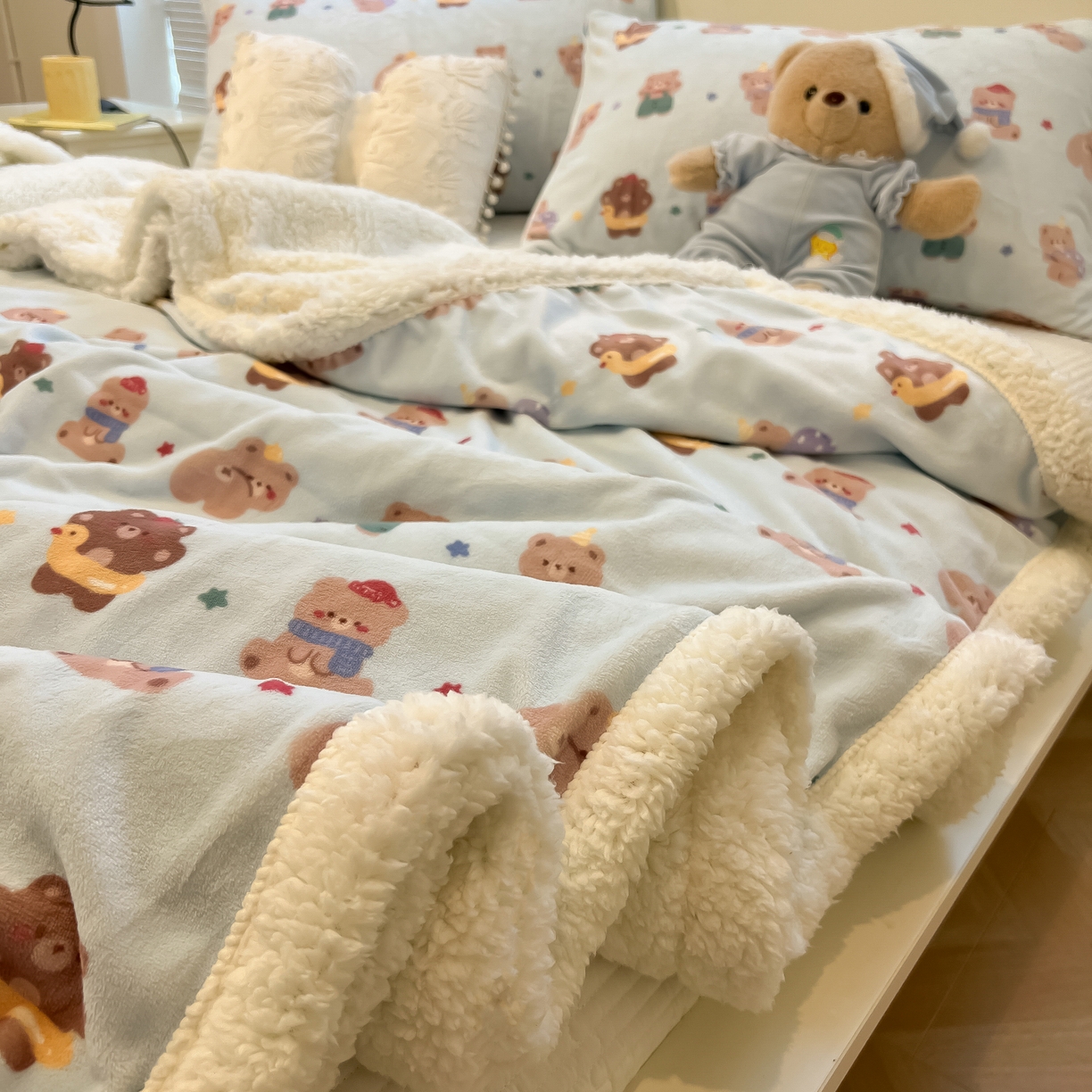 91家纺网 家纺一手货源 找家纺 盼季家纺 2025新款日韩奶油风羊羔绒+牛奶绒可爱卡通毛毯沙发毯盖毯 羊羔绒毛毯-比比熊蓝