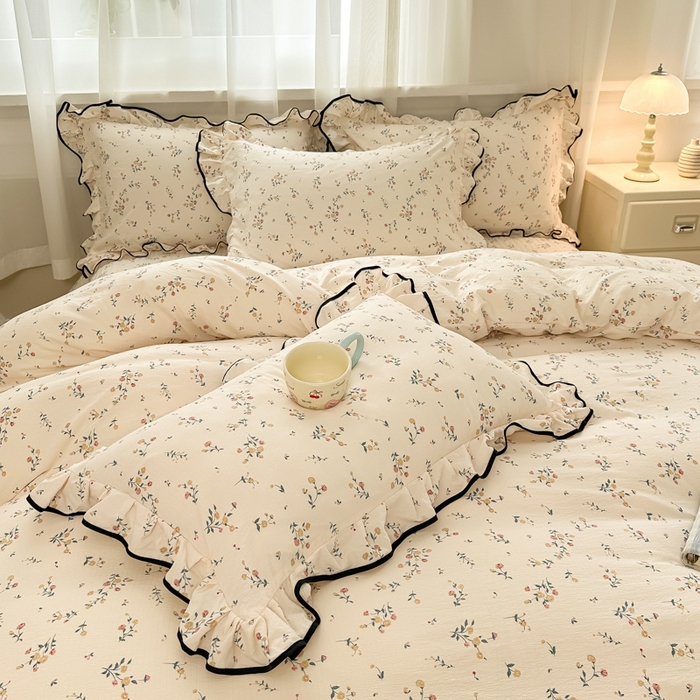 91家纺网 家纺一手货源 找家纺 梦可莱家居 2025秋冬新款法式小黑边木棉云感皱皱纱四件套床盖款 小黑边-丁香花