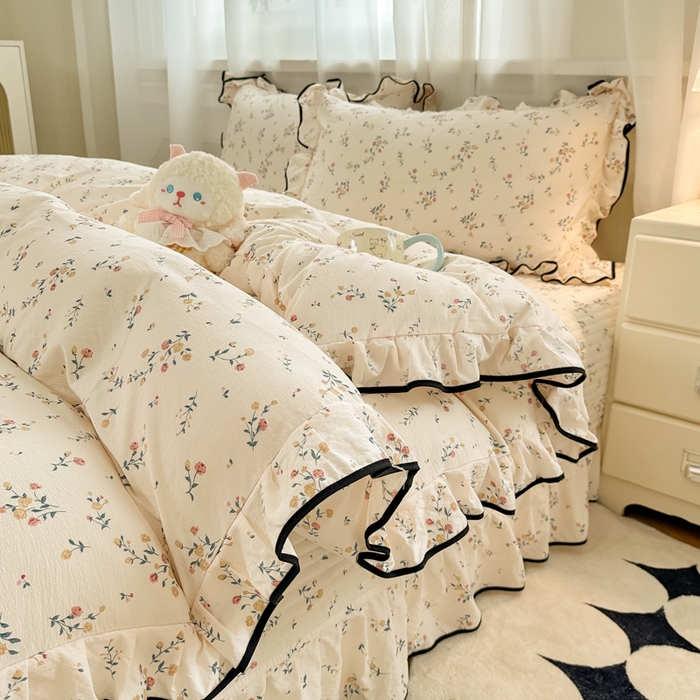 91家纺网 家纺一手货源 找家纺 梦可莱家居 2025秋冬新款法式小黑边木棉云感皱皱纱四件套床盖款 小黑边-丁香花