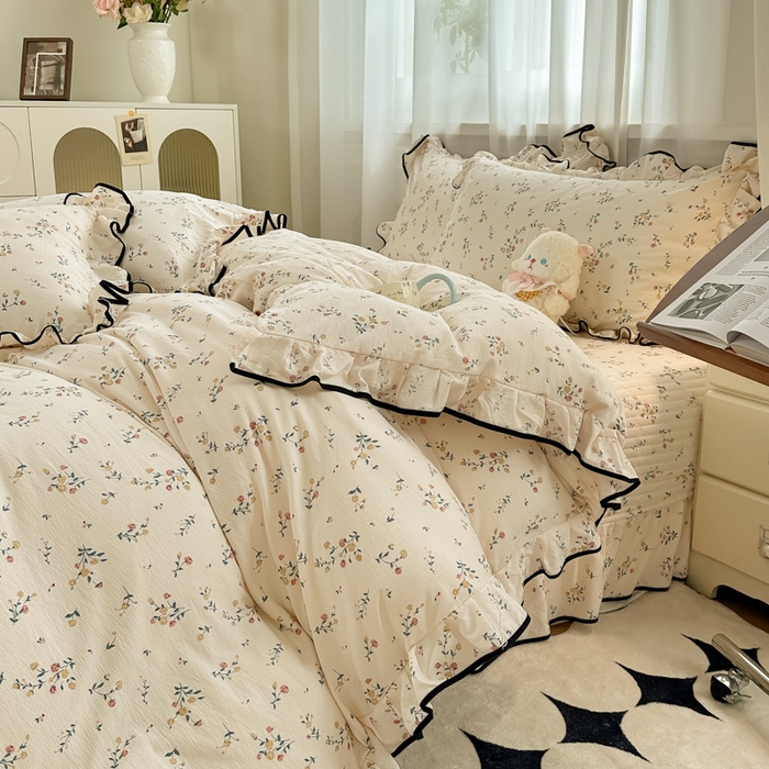 91家纺网 家纺一手货源 找家纺 梦可莱家居 2025秋冬新款法式小黑边木棉云感皱皱纱四件套床盖款 小黑边-丁香花