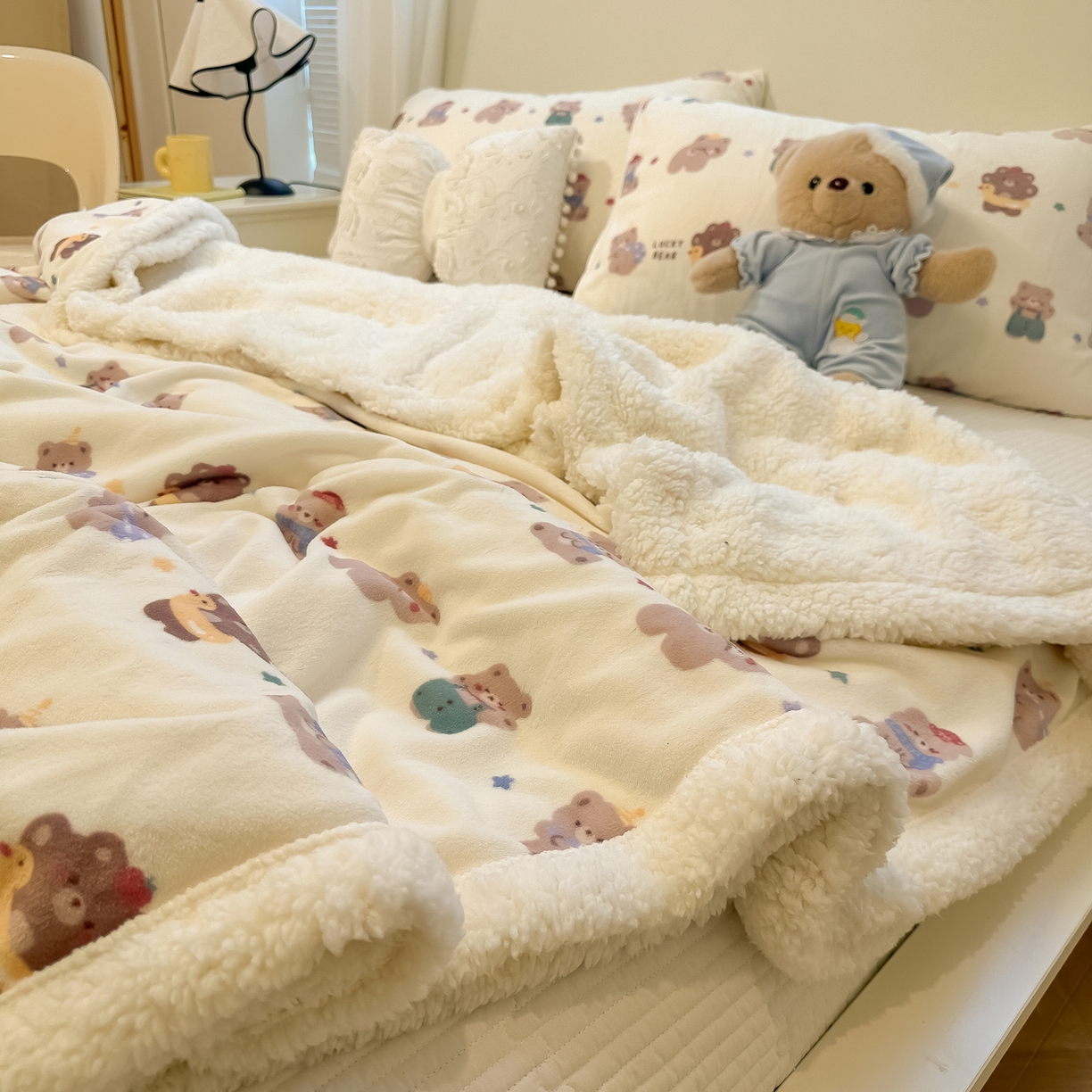 91家纺网 家纺一手货源 找家纺 盼季家纺 2025新款日韩奶油风羊羔绒+牛奶绒可爱卡通毛毯沙发毯盖毯 羊羔绒毛毯-比比熊米