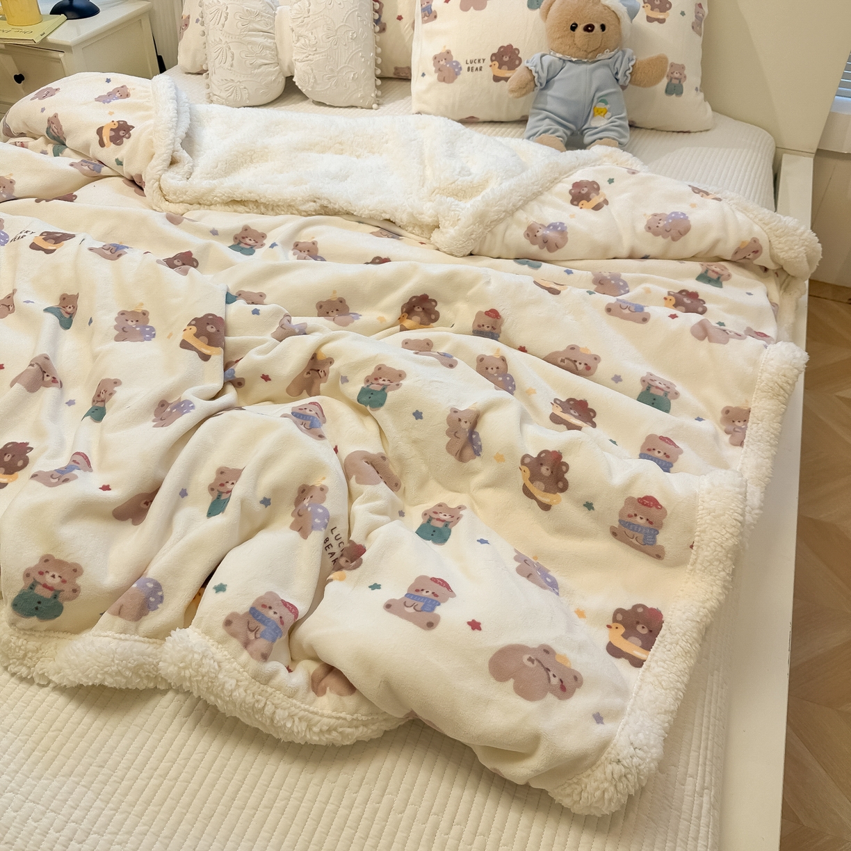 91家纺网 家纺一手货源 找家纺 盼季家纺 2025新款日韩奶油风羊羔绒+牛奶绒可爱卡通毛毯沙发毯盖毯 羊羔绒毛毯-比比熊米