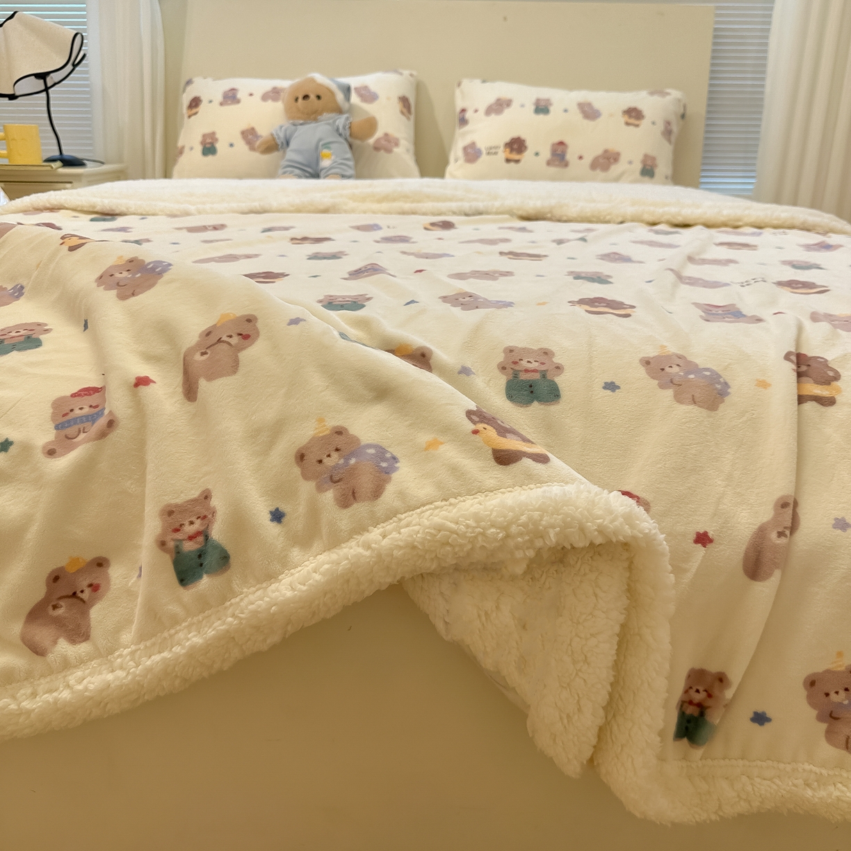 91家纺网 家纺一手货源 找家纺 盼季家纺 2025新款日韩奶油风羊羔绒+牛奶绒可爱卡通毛毯沙发毯盖毯 羊羔绒毛毯-比比熊米