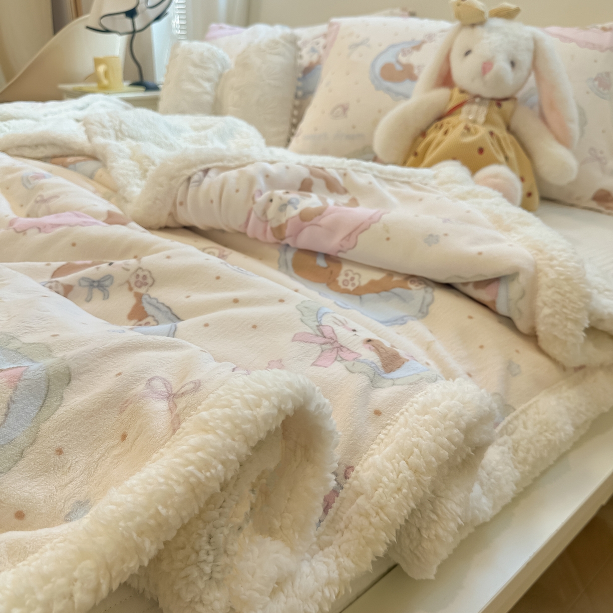 91家纺网 家纺一手货源 找家纺 盼季家纺 2025新款日韩奶油风羊羔绒+牛奶绒可爱卡通毛毯沙发毯盖毯 羊羔绒毛毯-点点喵喵