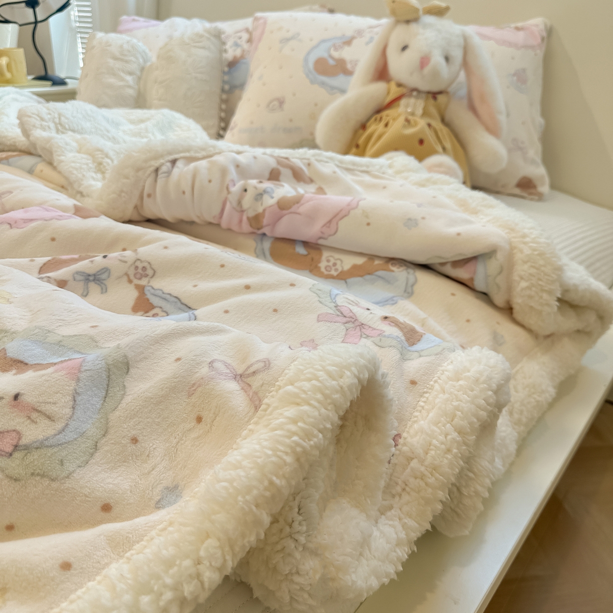 91家纺网 家纺一手货源 找家纺 盼季家纺 2025新款日韩奶油风羊羔绒+牛奶绒可爱卡通毛毯沙发毯盖毯 羊羔绒毛毯-点点喵喵