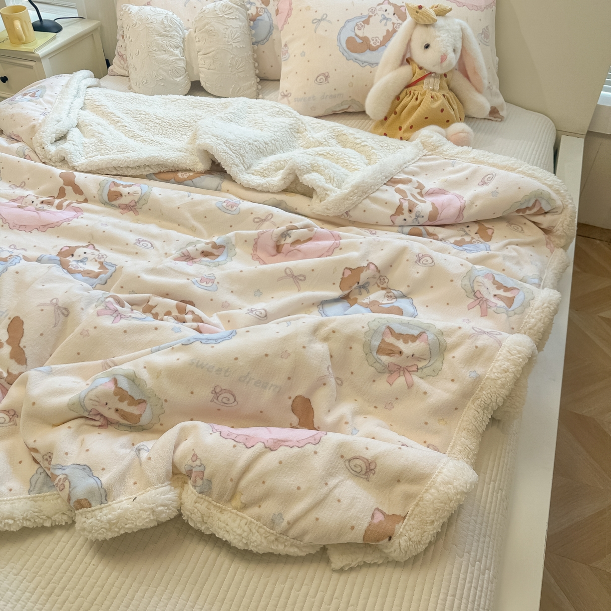 91家纺网 家纺一手货源 找家纺 盼季家纺 2025新款日韩奶油风羊羔绒+牛奶绒可爱卡通毛毯沙发毯盖毯 羊羔绒毛毯-点点喵喵