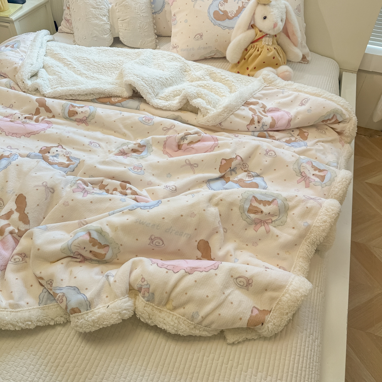 91家纺网 家纺一手货源 找家纺 盼季家纺 2025新款日韩奶油风羊羔绒+牛奶绒可爱卡通毛毯沙发毯盖毯 羊羔绒毛毯-点点喵喵