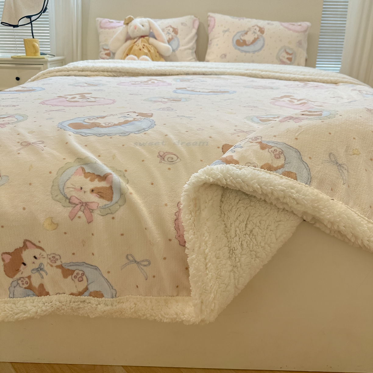 91家纺网 家纺一手货源 找家纺 盼季家纺 2025新款日韩奶油风羊羔绒+牛奶绒可爱卡通毛毯沙发毯盖毯 羊羔绒毛毯-点点喵喵