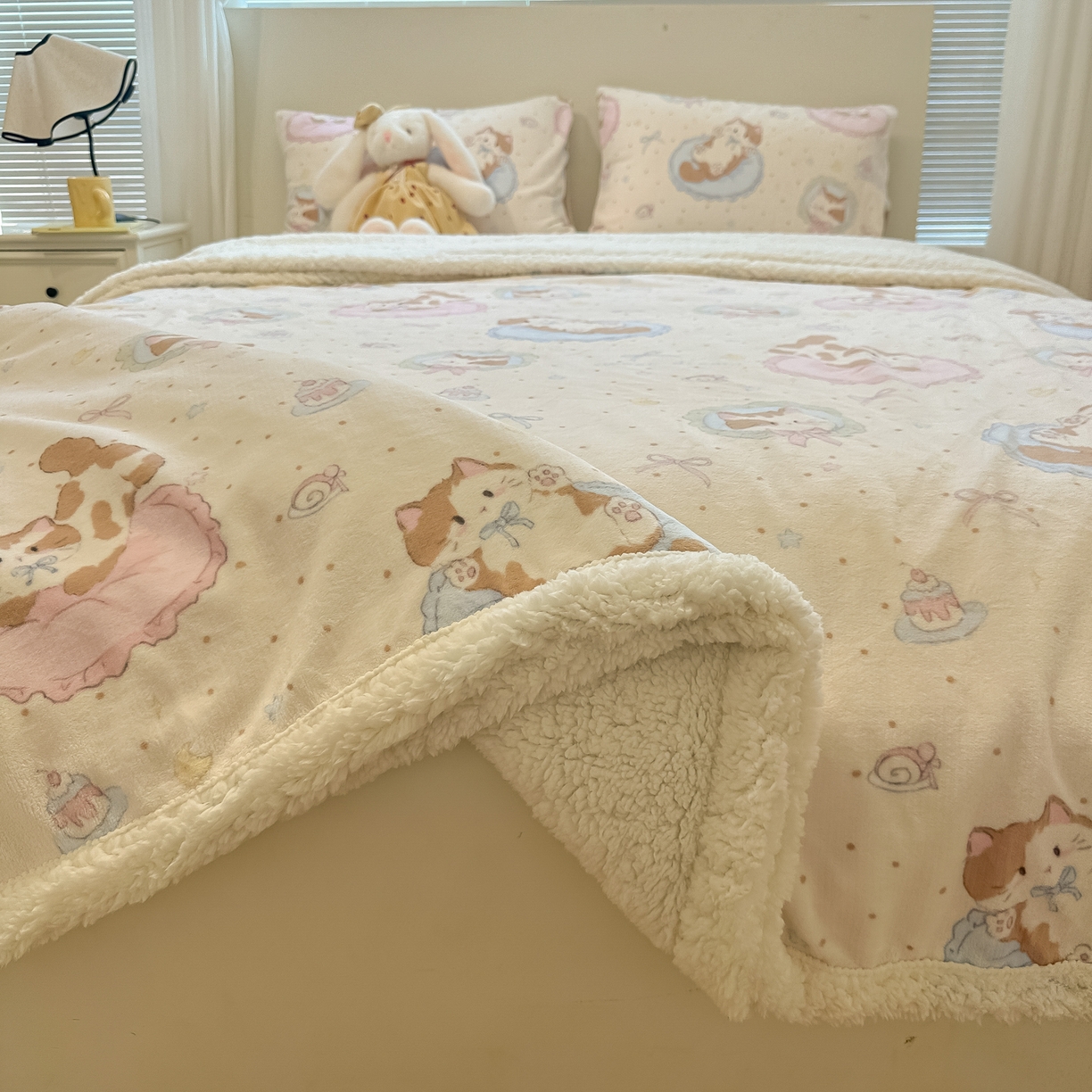 91家纺网 家纺一手货源 找家纺 盼季家纺 2025新款日韩奶油风羊羔绒+牛奶绒可爱卡通毛毯沙发毯盖毯 羊羔绒毛毯-点点喵喵