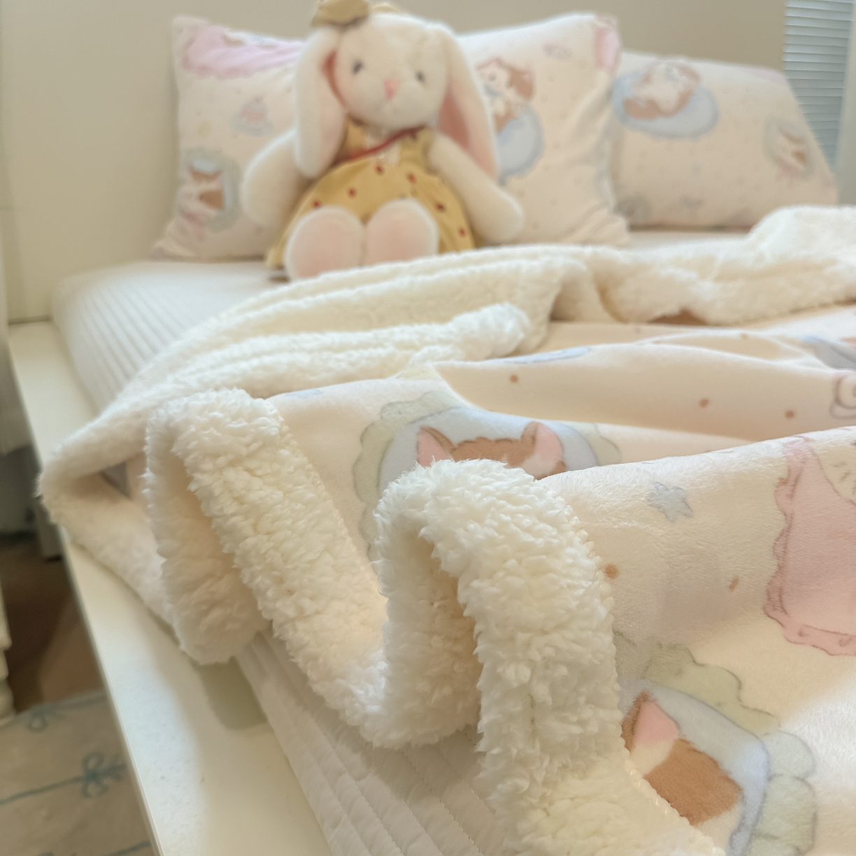 91家纺网 家纺一手货源 找家纺 盼季家纺 2025新款日韩奶油风羊羔绒+牛奶绒可爱卡通毛毯沙发毯盖毯 羊羔绒毛毯-点点喵喵