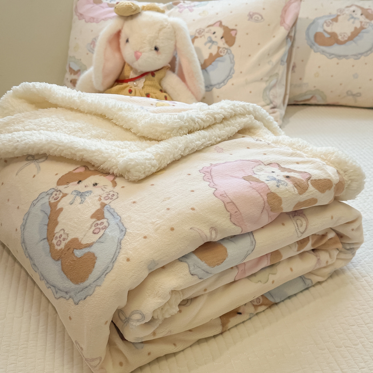 91家纺网 家纺一手货源 找家纺 盼季家纺 2025新款日韩奶油风羊羔绒+牛奶绒可爱卡通毛毯沙发毯盖毯 羊羔绒毛毯-点点喵喵