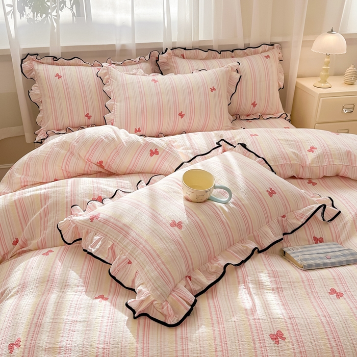 91家纺网 家纺一手货源 找家纺 梦可莱家居 2025秋冬新款法式小黑边木棉云感皱皱纱四件套床盖款 小黑边-粉蝴蝶结