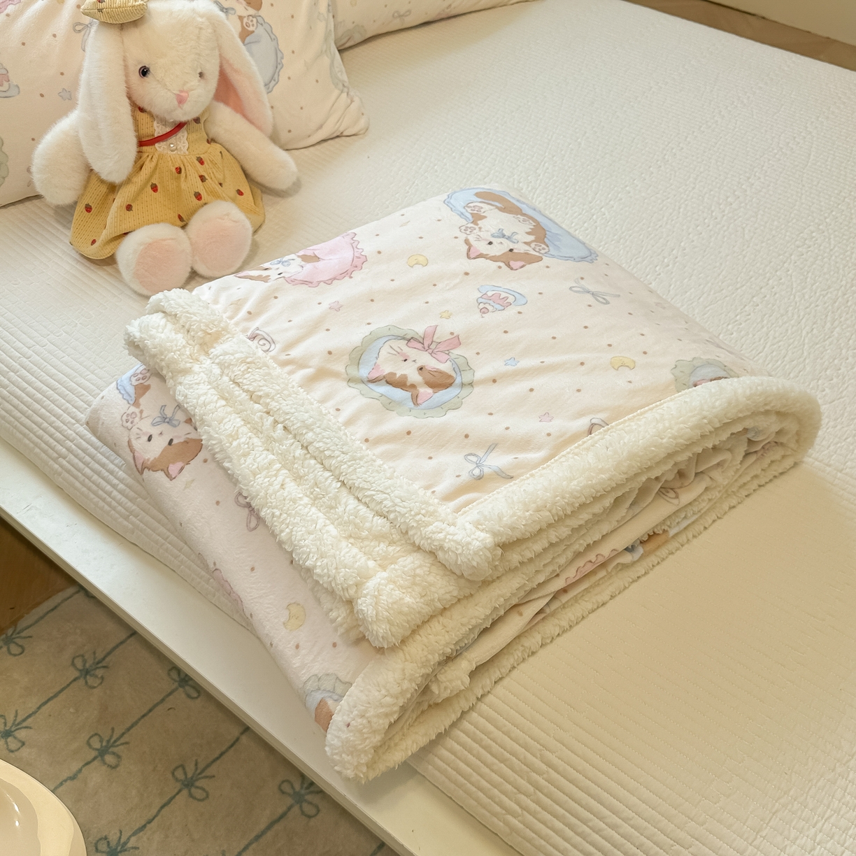 91家纺网 家纺一手货源 找家纺 盼季家纺 2025新款日韩奶油风羊羔绒+牛奶绒可爱卡通毛毯沙发毯盖毯 羊羔绒毛毯-点点喵喵