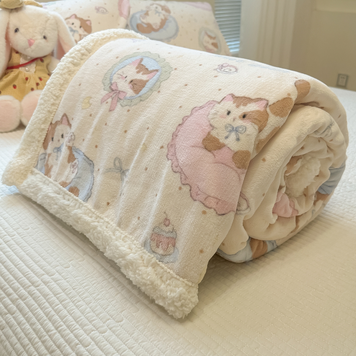 91家纺网 家纺一手货源 找家纺 盼季家纺 2025新款日韩奶油风羊羔绒+牛奶绒可爱卡通毛毯沙发毯盖毯 羊羔绒毛毯-点点喵喵