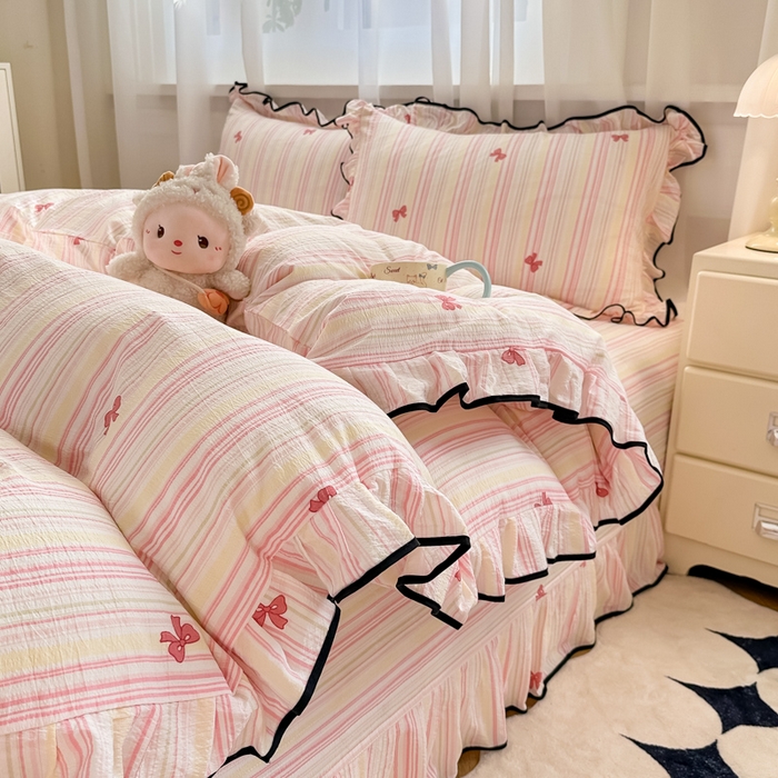 91家纺网 家纺一手货源 找家纺 梦可莱家居 2025秋冬新款法式小黑边木棉云感皱皱纱四件套床盖款 小黑边-粉蝴蝶结