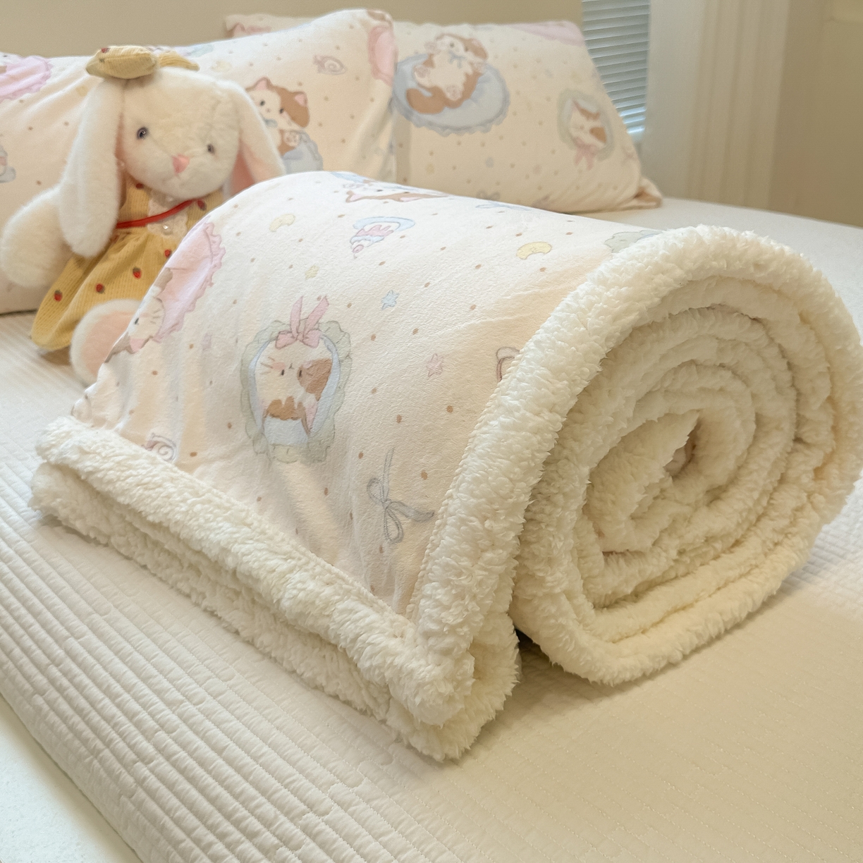 91家纺网 家纺一手货源 找家纺 盼季家纺 2025新款日韩奶油风羊羔绒+牛奶绒可爱卡通毛毯沙发毯盖毯 羊羔绒毛毯-点点喵喵