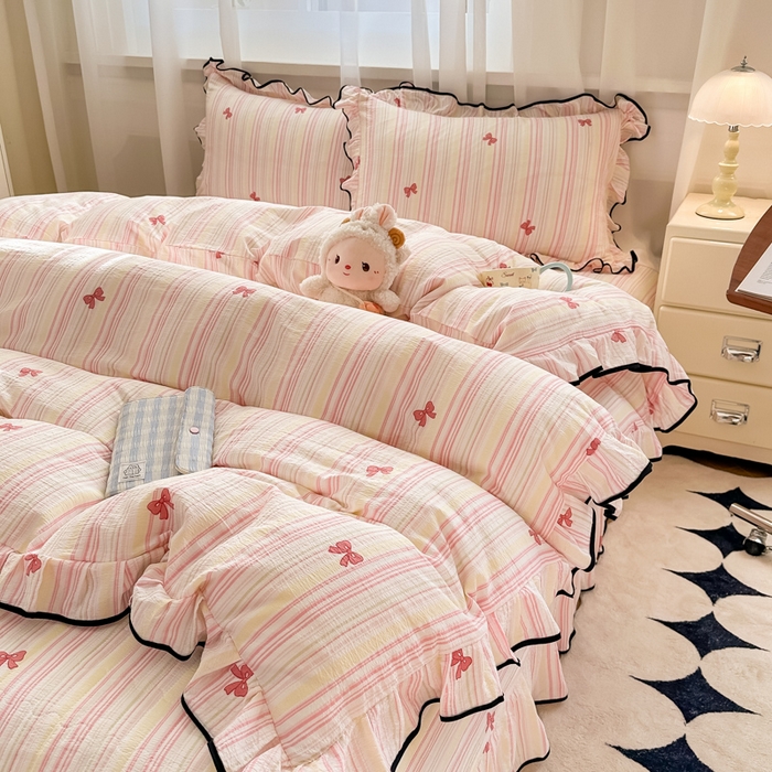 91家纺网 家纺一手货源 找家纺 梦可莱家居 2025秋冬新款法式小黑边木棉云感皱皱纱四件套床盖款 小黑边-粉蝴蝶结