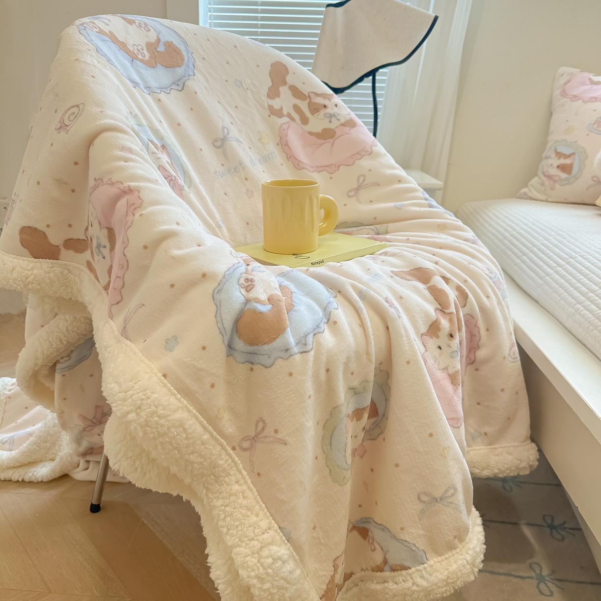 91家纺网 家纺一手货源 找家纺 盼季家纺 2025新款日韩奶油风羊羔绒+牛奶绒可爱卡通毛毯沙发毯盖毯 羊羔绒毛毯-点点喵喵