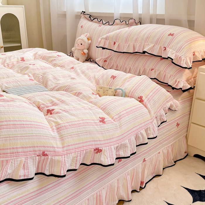 91家纺网 家纺一手货源 找家纺 梦可莱家居 2025秋冬新款法式小黑边木棉云感皱皱纱四件套床盖款 小黑边-粉蝴蝶结