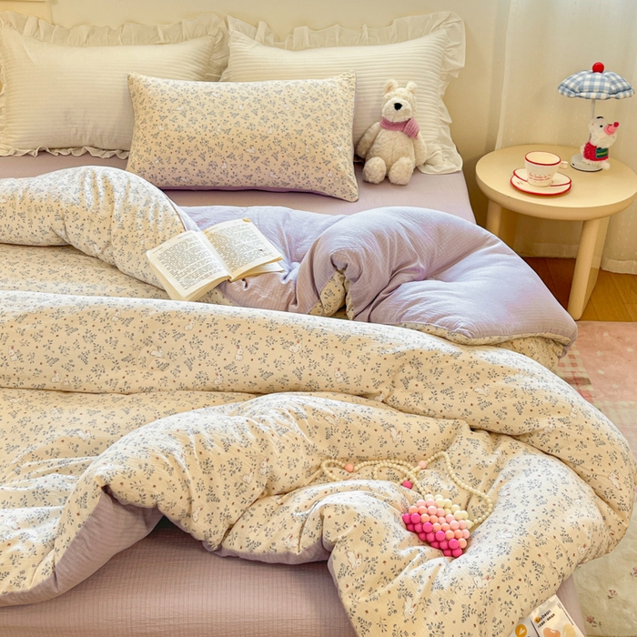 91家纺网 家纺一手货源 找家纺 大彩家居 2025新款水洗皱皱纱大豆被春秋被冬被 花丛小兔