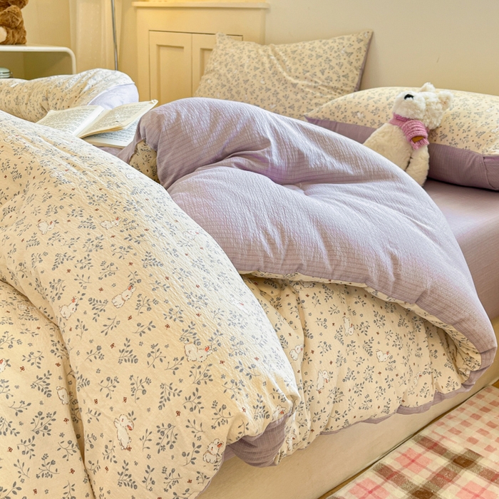 91家纺网 家纺一手货源 找家纺 大彩家居 2025新款水洗皱皱纱大豆被春秋被冬被 花丛小兔